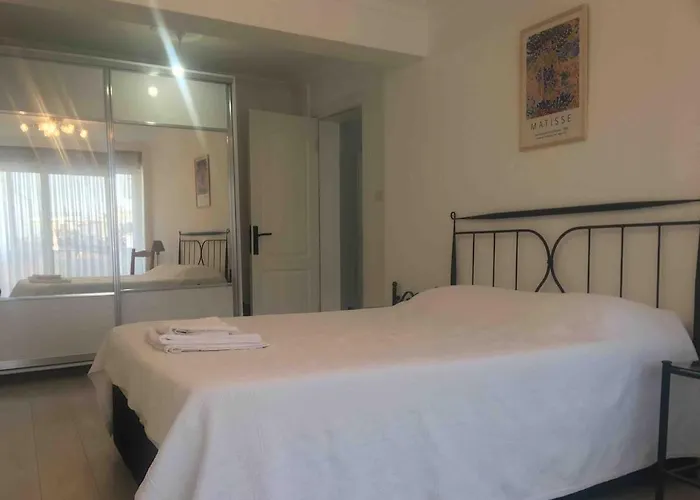 Red, Sea View Flat *